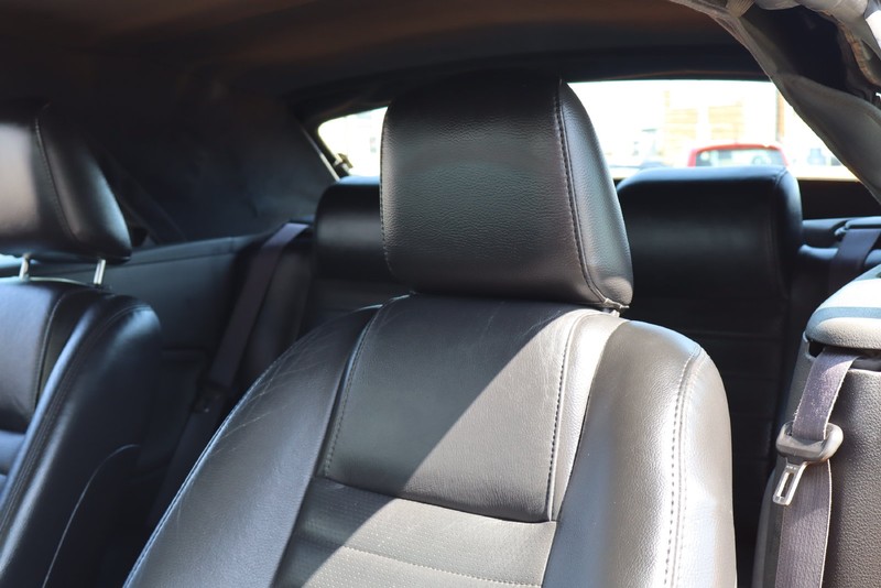 Ford Mustang Vehicle Full-screen Gallery Image 16