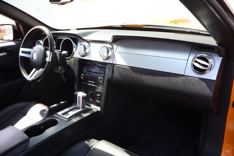 Ford Mustang Vehicle Full-screen Gallery Image 17