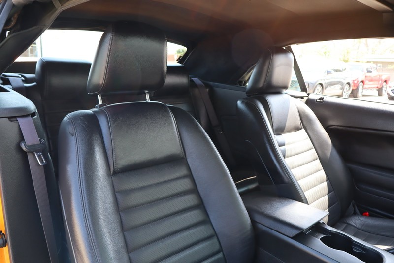 Ford Mustang Vehicle Full-screen Gallery Image 18