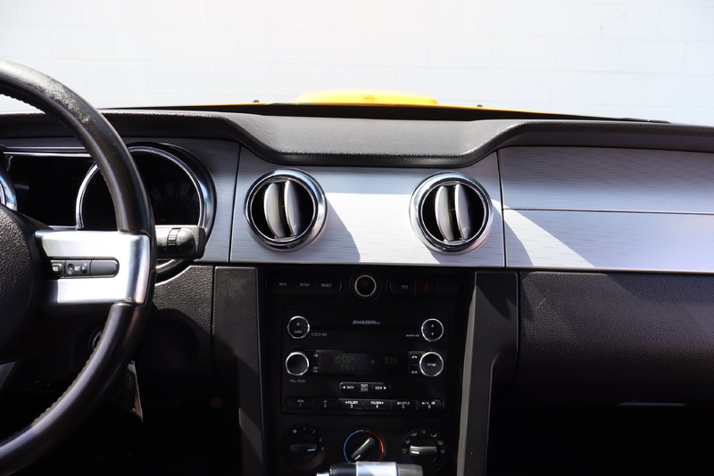 Ford Mustang Vehicle Full-screen Gallery Image 20