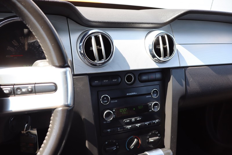 Ford Mustang Vehicle Full-screen Gallery Image 25