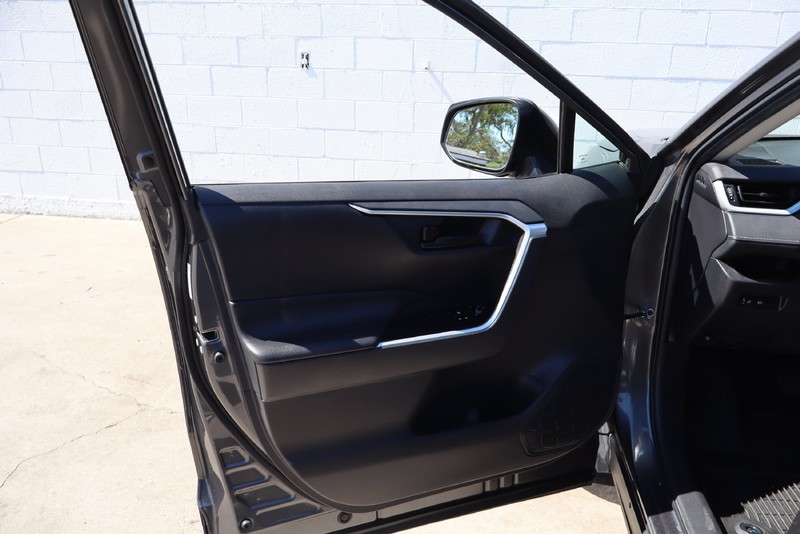 Toyota RAV4 Vehicle Full-screen Gallery Image 13