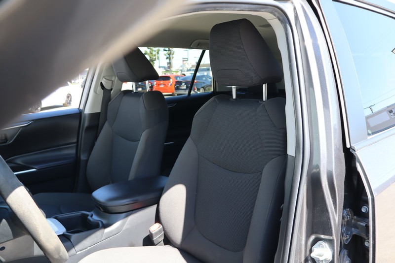 Toyota RAV4 Vehicle Full-screen Gallery Image 15