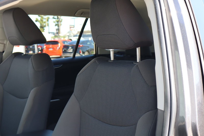 Toyota RAV4 Vehicle Full-screen Gallery Image 16