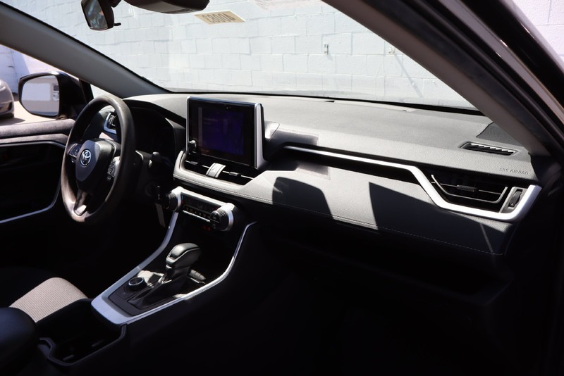 Toyota RAV4 Vehicle Full-screen Gallery Image 17