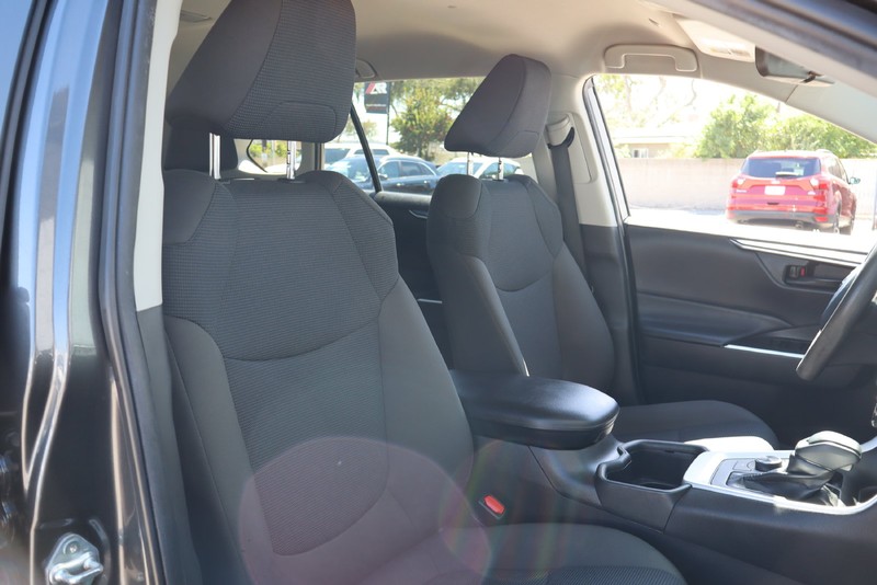 Toyota RAV4 Vehicle Full-screen Gallery Image 18