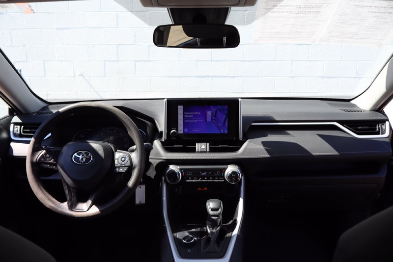 Toyota RAV4 Vehicle Full-screen Gallery Image 20