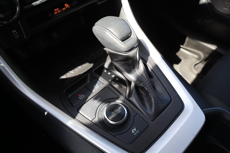 Toyota RAV4 Vehicle Full-screen Gallery Image 28