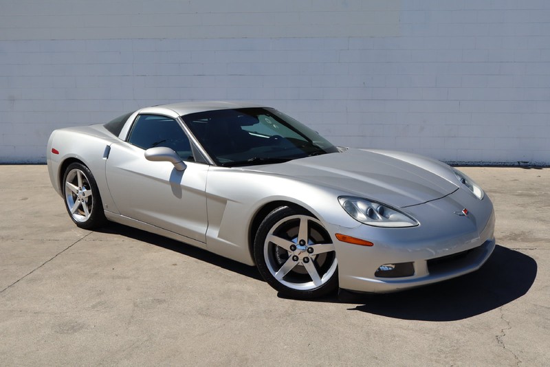 Chevrolet Corvette Vehicle Full-screen Gallery Image 01