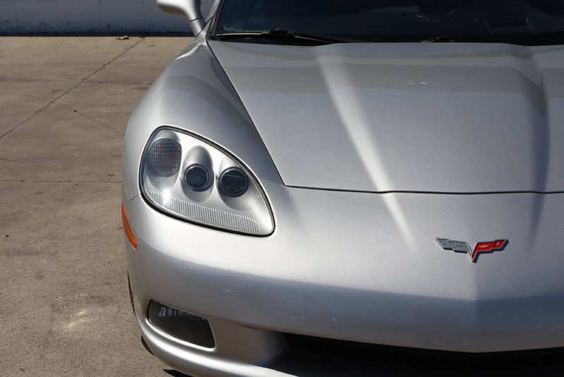 Chevrolet Corvette Vehicle Full-screen Gallery Image 03