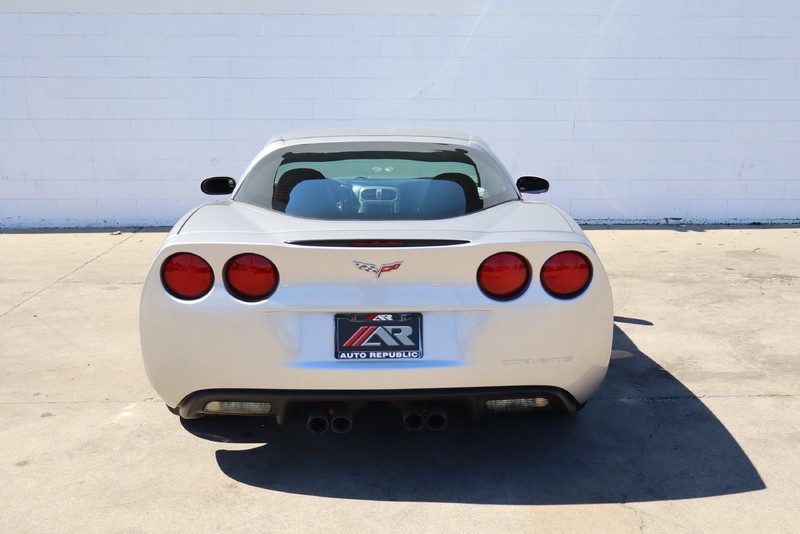 Chevrolet Corvette Vehicle Full-screen Gallery Image 04
