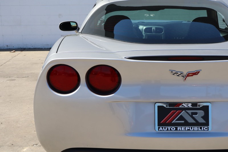 Chevrolet Corvette Vehicle Full-screen Gallery Image 05