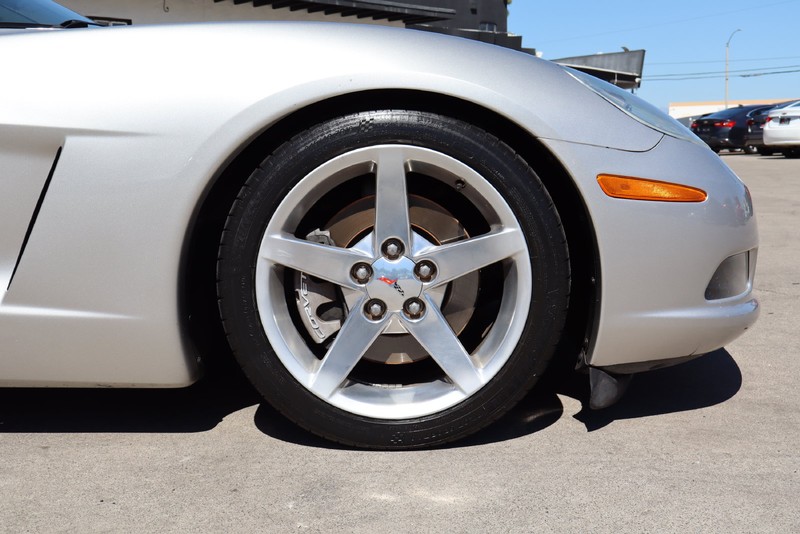 Chevrolet Corvette Vehicle Full-screen Gallery Image 11
