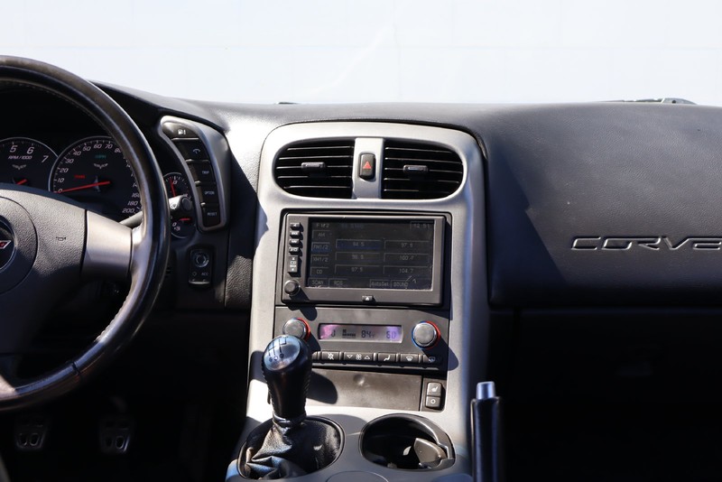 Chevrolet Corvette Vehicle Full-screen Gallery Image 23