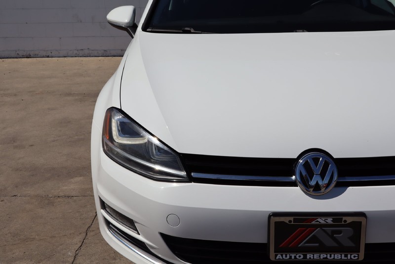 Volkswagen Golf SportWagen Vehicle Full-screen Gallery Image 03