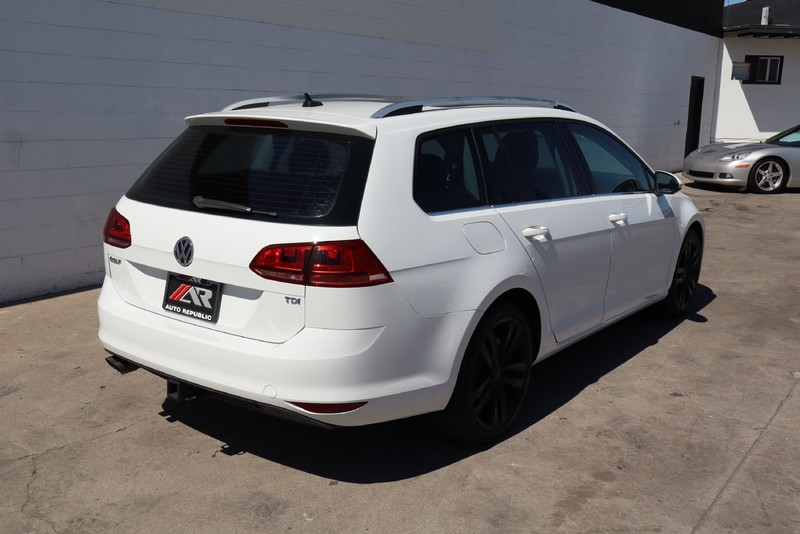 Volkswagen Golf SportWagen Vehicle Full-screen Gallery Image 05