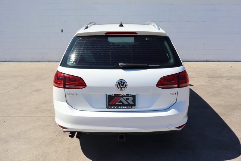 Volkswagen Golf SportWagen Vehicle Full-screen Gallery Image 06