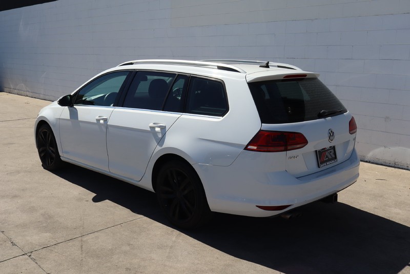 Volkswagen Golf SportWagen Vehicle Full-screen Gallery Image 09