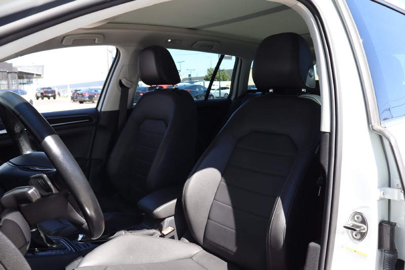Volkswagen Golf SportWagen Vehicle Full-screen Gallery Image 16
