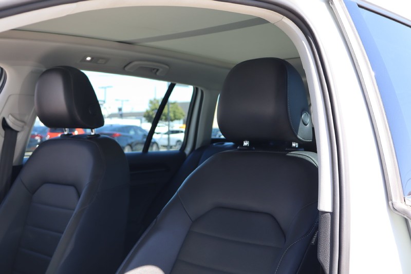 Volkswagen Golf SportWagen Vehicle Full-screen Gallery Image 17