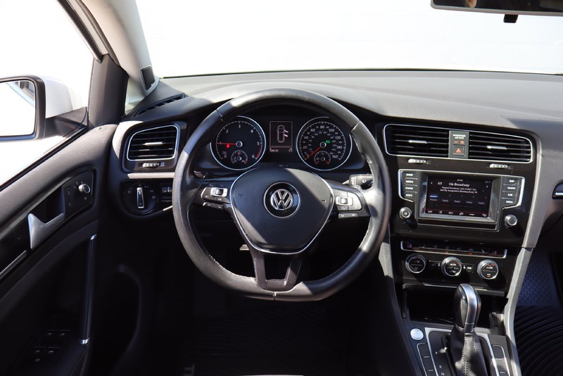 Volkswagen Golf SportWagen Vehicle Full-screen Gallery Image 23