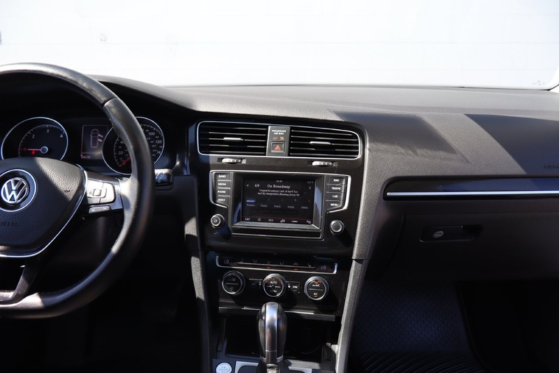 Volkswagen Golf SportWagen Vehicle Full-screen Gallery Image 26