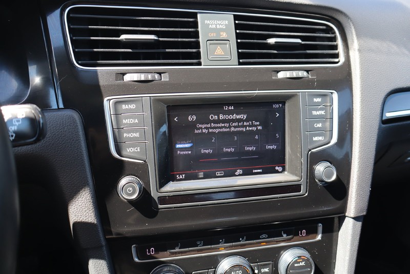 Volkswagen Golf SportWagen Vehicle Full-screen Gallery Image 27