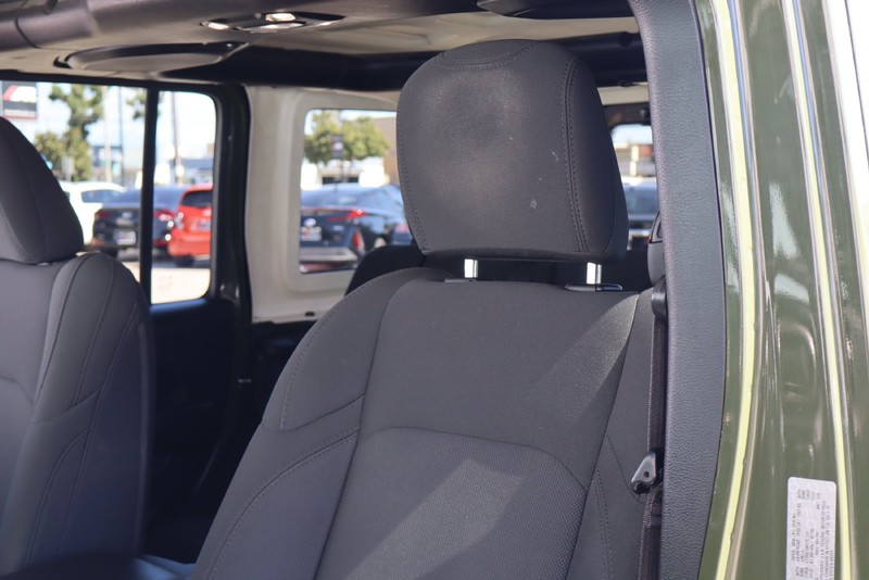 Jeep Wrangler Vehicle Full-screen Gallery Image 17