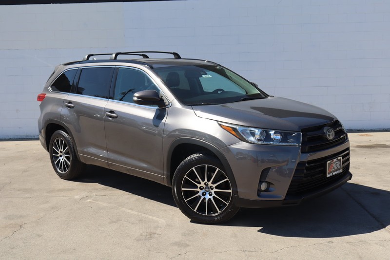 Toyota Highlander Vehicle Full-screen Gallery Image 01
