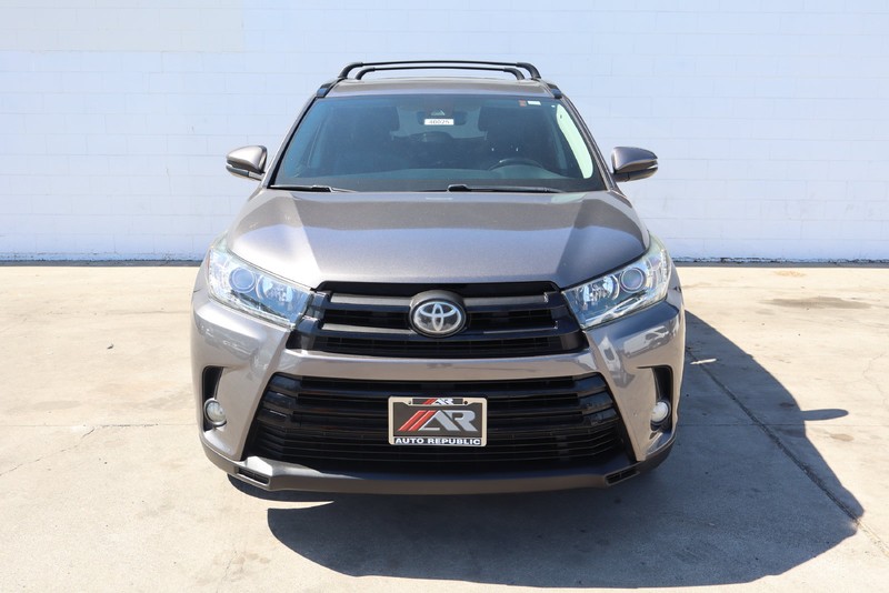 Toyota Highlander Vehicle Full-screen Gallery Image 02
