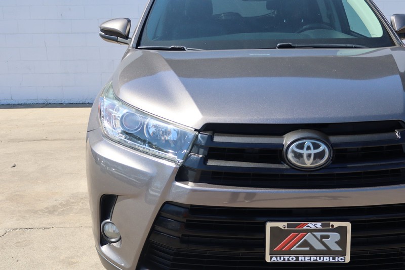 Toyota Highlander Vehicle Full-screen Gallery Image 03