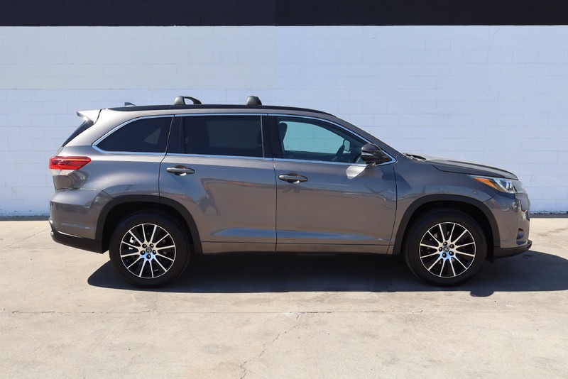 Toyota Highlander Vehicle Full-screen Gallery Image 04