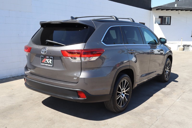 Toyota Highlander Vehicle Full-screen Gallery Image 05