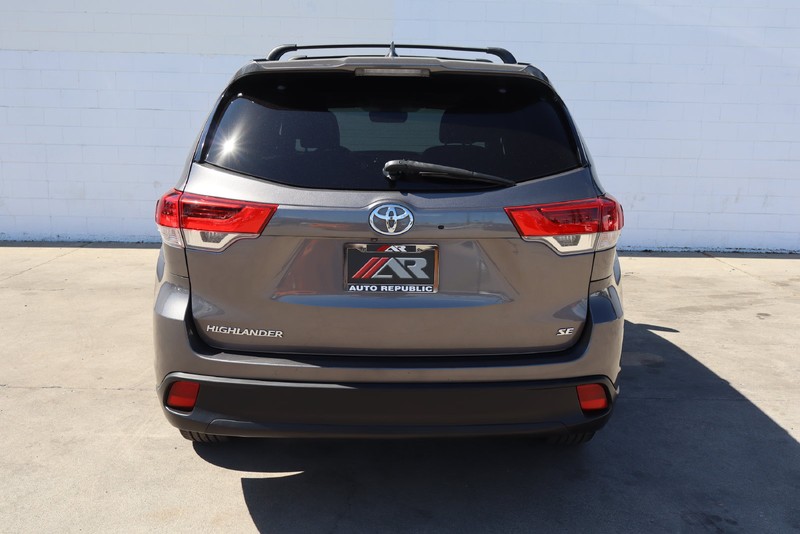 Toyota Highlander Vehicle Full-screen Gallery Image 06