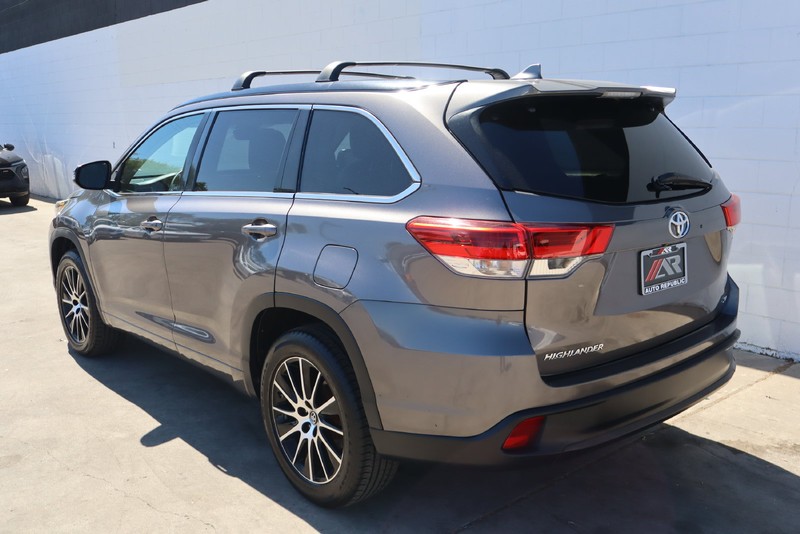 Toyota Highlander Vehicle Full-screen Gallery Image 09