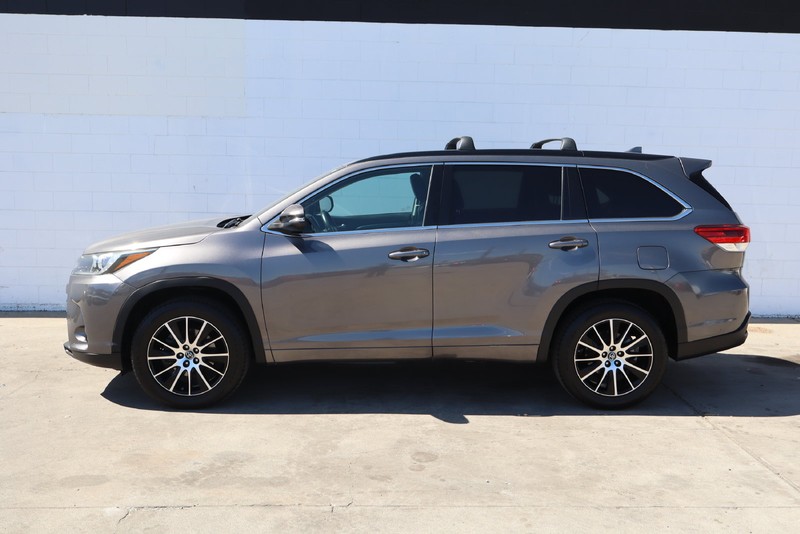 Toyota Highlander Vehicle Full-screen Gallery Image 10