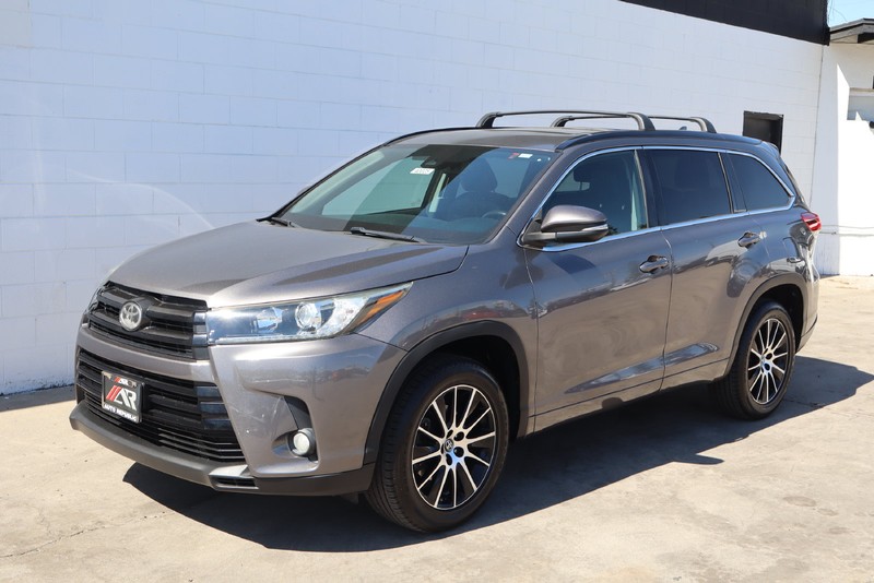 Toyota Highlander Vehicle Full-screen Gallery Image 11