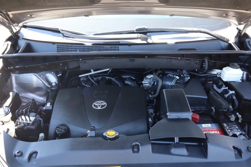 Toyota Highlander Vehicle Full-screen Gallery Image 12