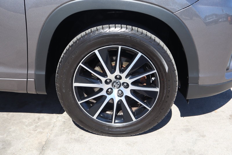 Toyota Highlander Vehicle Full-screen Gallery Image 13