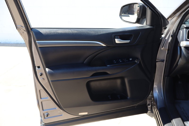 Toyota Highlander Vehicle Full-screen Gallery Image 14