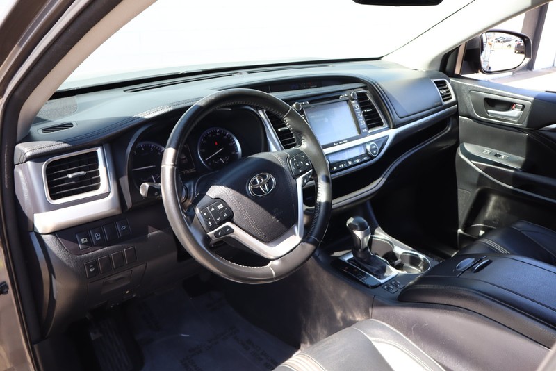 Toyota Highlander Vehicle Full-screen Gallery Image 15