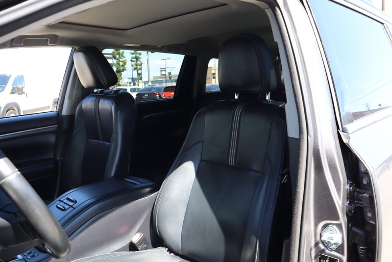 Toyota Highlander Vehicle Full-screen Gallery Image 16