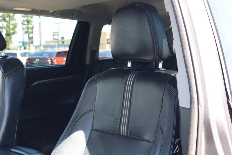 Toyota Highlander Vehicle Full-screen Gallery Image 17