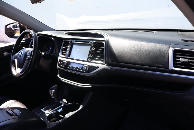 Toyota Highlander Vehicle Full-screen Gallery Image 18