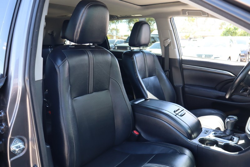 Toyota Highlander Vehicle Full-screen Gallery Image 19