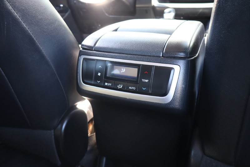 Toyota Highlander Vehicle Full-screen Gallery Image 22