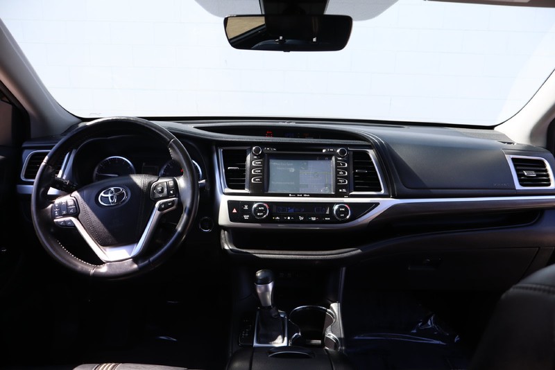 Toyota Highlander Vehicle Full-screen Gallery Image 23