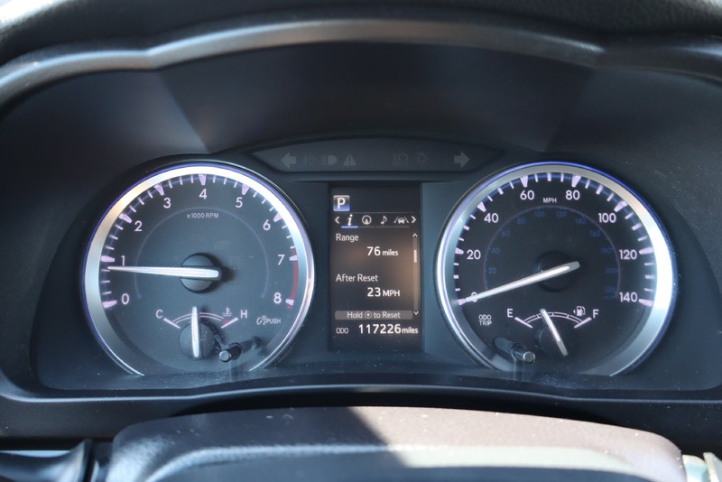 Toyota Highlander Vehicle Full-screen Gallery Image 24