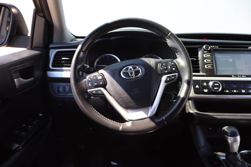 Toyota Highlander Vehicle Full-screen Gallery Image 25