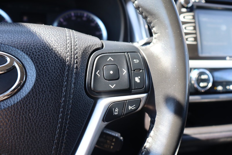 Toyota Highlander Vehicle Full-screen Gallery Image 27